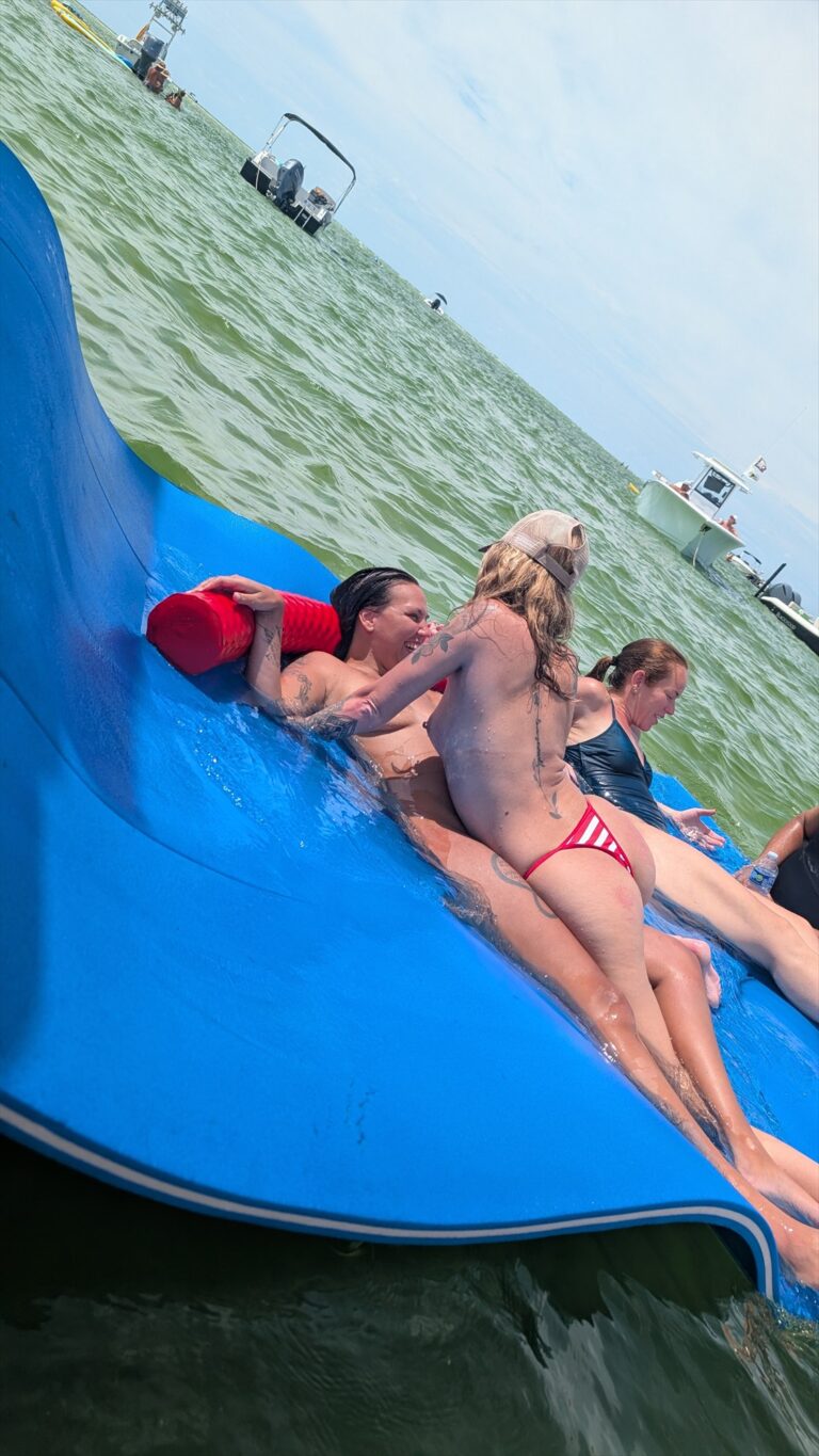 Floating mat hangout