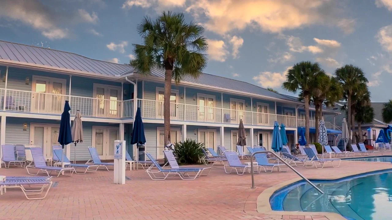 Poolside hotel rooms at Paradise Lakes Resort